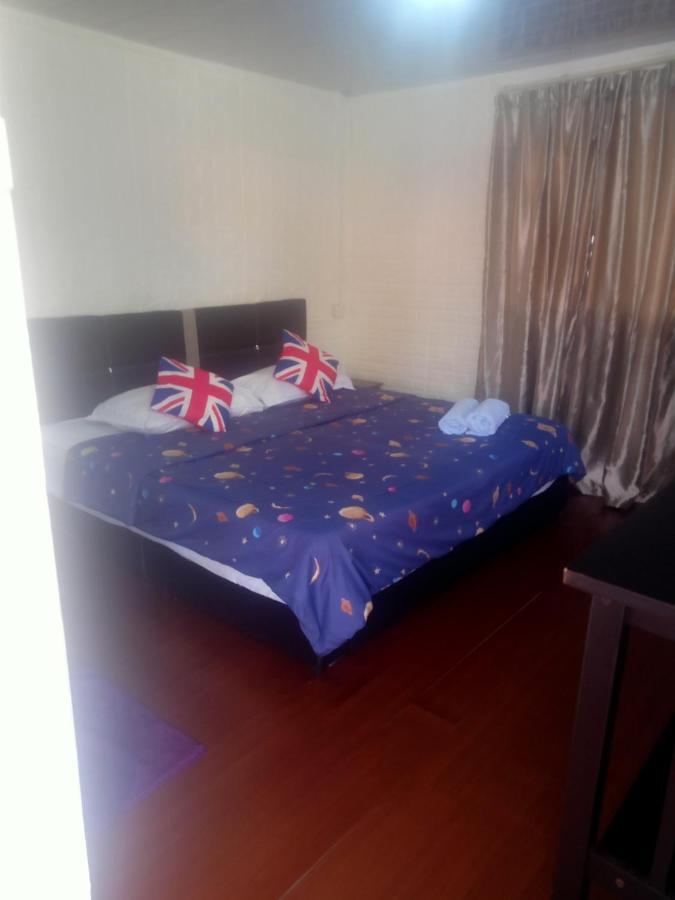 Tumombuvoi Homestay Tiga Papan Esterno foto