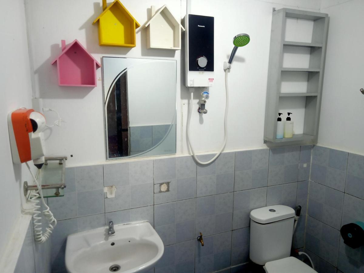 Tumombuvoi Homestay Tiga Papan Esterno foto